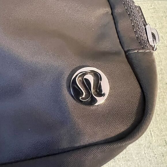 NWT Lululemon Everywhere belt bag in Grey Sage with free small Lululemon tote! - Picture 3 of 13